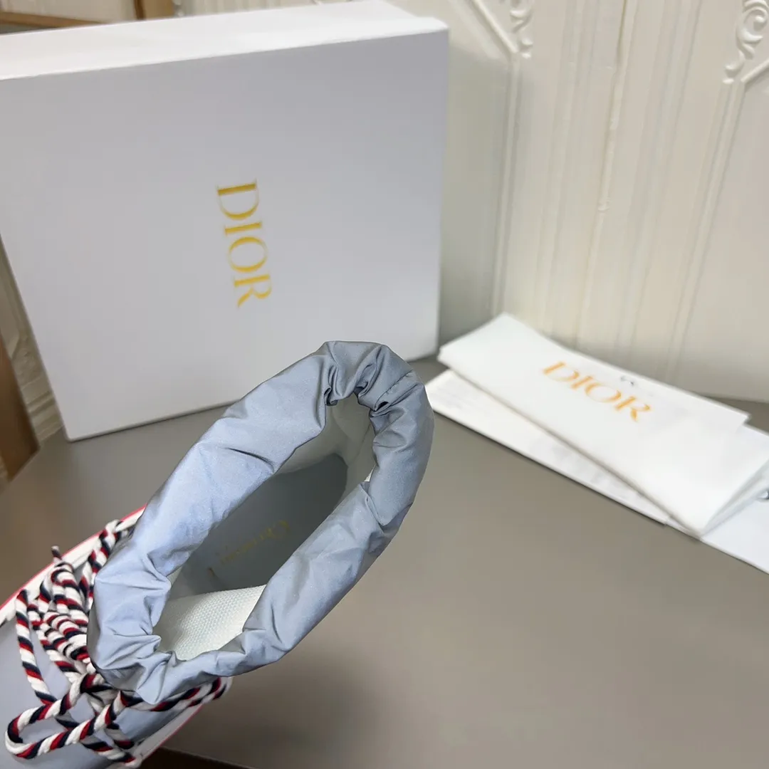 Men's shoes p600! The highest version on the market, Dior Dior's king style snow boots, ski boots, fat and cute, so cute →_→ from the DiorAlps limited series, unique. Shiny nylon Oblique print upper with criss-cross straps for an ideal fit. The technical fabric of the boot shaft, short-cut version, can be worn in the city or in the mountains. It makes the calf slimmer and taller, warm and concave. The boot shaft and sole are made of original waterproof padded lining. The embroidered fabric is original star ⭐ rubber non-slip thick sole and multi-module combination outsole. The size is 35-40. 41Customized